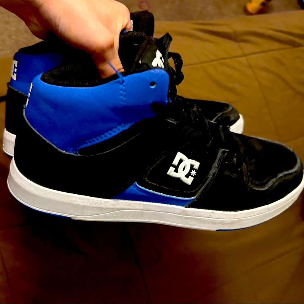 Boys DC shoes used in good condition, Sz 7
